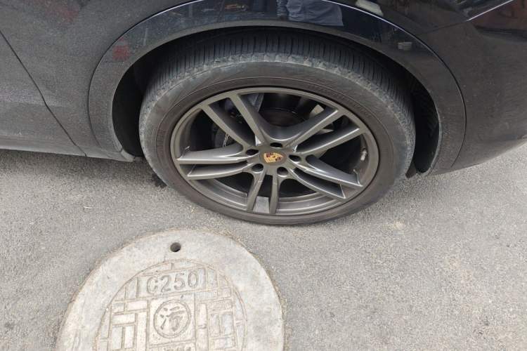 Used Porsche Cayenne 2022 Cayenne 3.0T Platinum Edition Right Front Wheel Hub