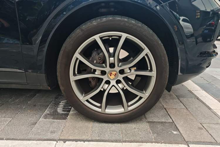 Used Porsche Cayenne  Right Front Wheel Hub