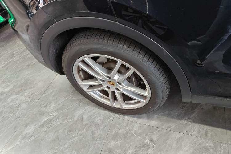 Used Porsche Cayenne 2022 Cayenne 3.0T Platinum Edition Right Rear Wheel Hub
