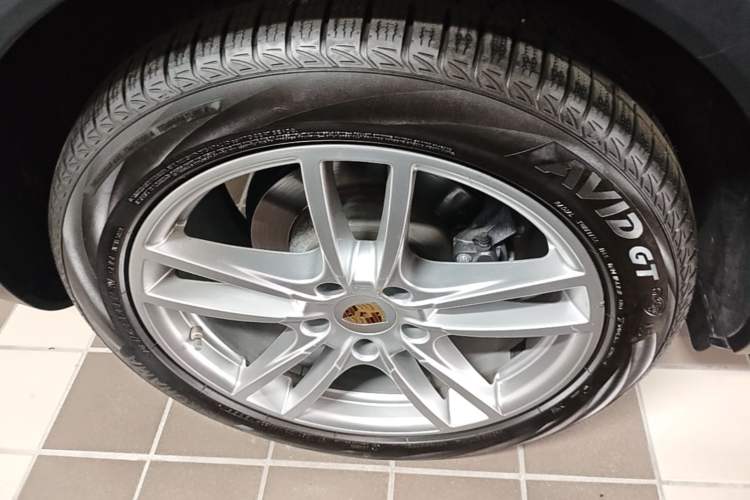 Used Porsche Cayenne 2022 Cayenne 3.0T Platinum Edition Right Rear Wheel Hub