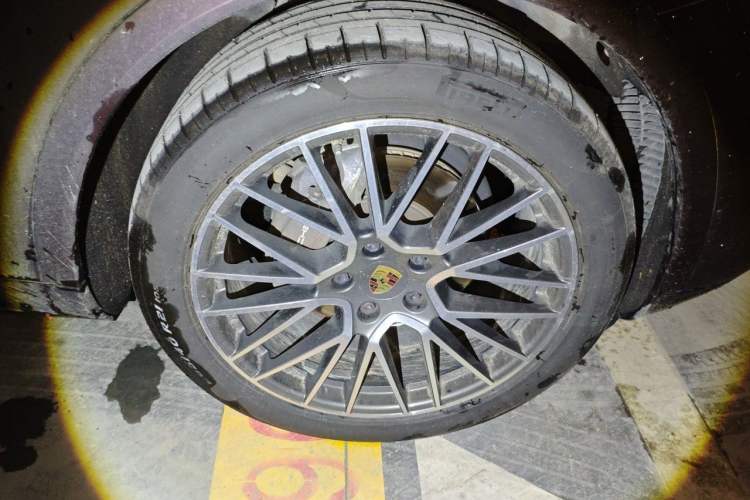 Used Porsche Cayenne 2022 Cayenne 3.0T Platinum Edition Right Front Wheel Hub