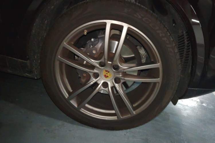Used Porsche Cayenne 2022 Cayenne 3.0T Platinum Edition Right Front Wheel Hub