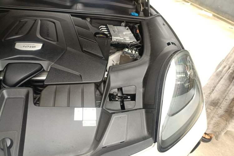 Used Porsche Cayenne 2022 Cayenne 3.0T Platinum Edition Engine Bay Left