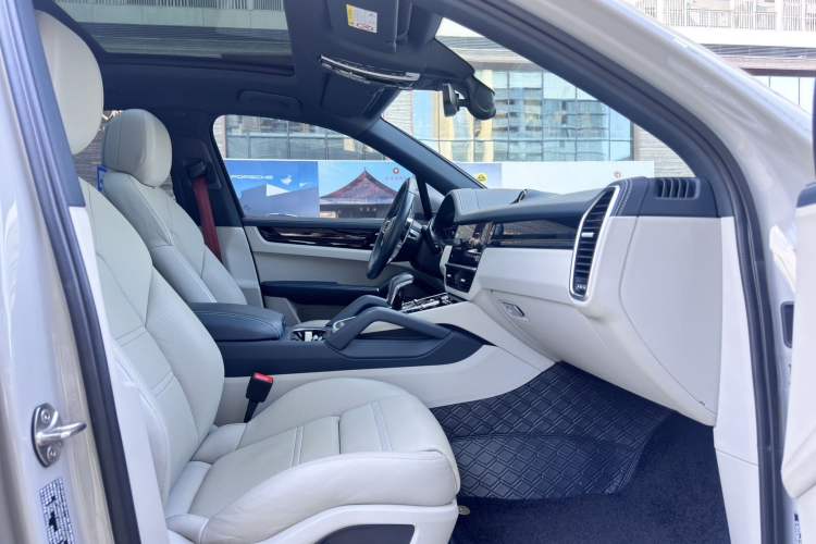 Used Porsche Cayenne 2022 Cayenne S 2.9T Platinum Edition Right Front Seat