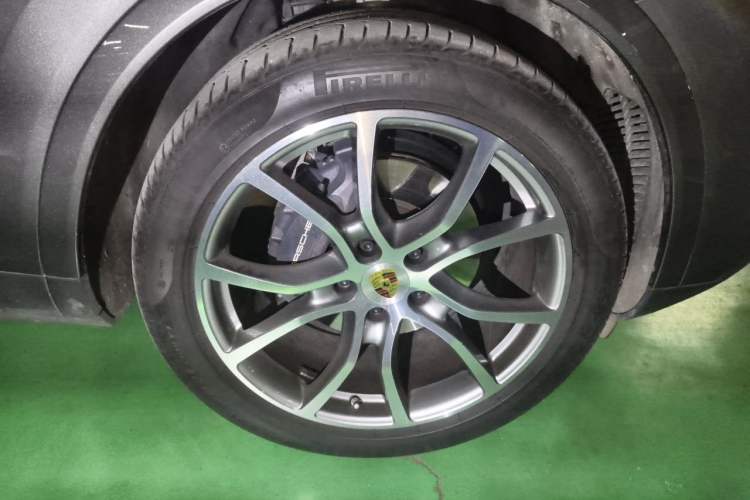 Used Porsche Cayenne 2022 Cayenne 3.0T Platinum Edition Right Front Wheel Hub