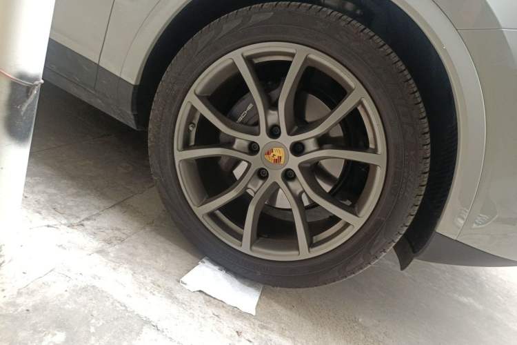 Used Porsche Cayenne 2022 Cayenne 3.0T Platinum Edition Right Front Wheel Hub