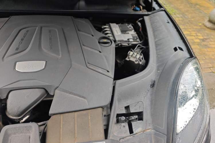 Used Porsche Cayenne 2022 Cayenne 3.0T Platinum Edition Engine Bay Left