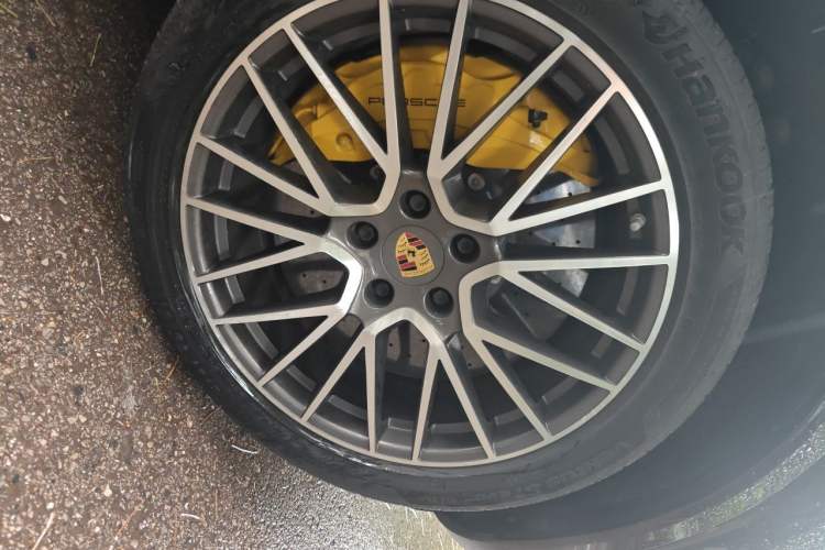 Used Porsche Cayenne 2022 Cayenne 3.0T Platinum Edition Right Front Wheel Hub