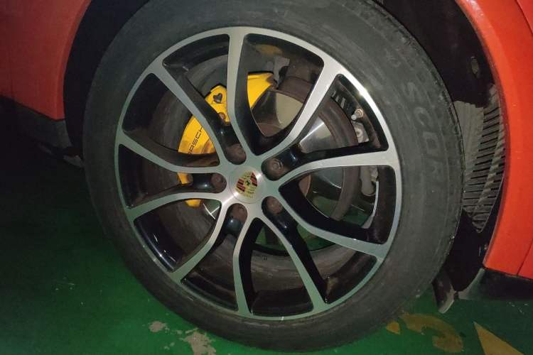 Used Porsche Cayenne 2022 Cayenne Coupé 3.0T Platinum Edition Right Front Wheel Hub