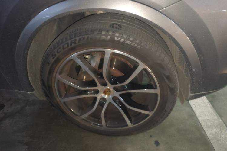 Used Porsche Cayenne 2022 Cayenne 3.0T Platinum Edition Right Front Wheel Hub