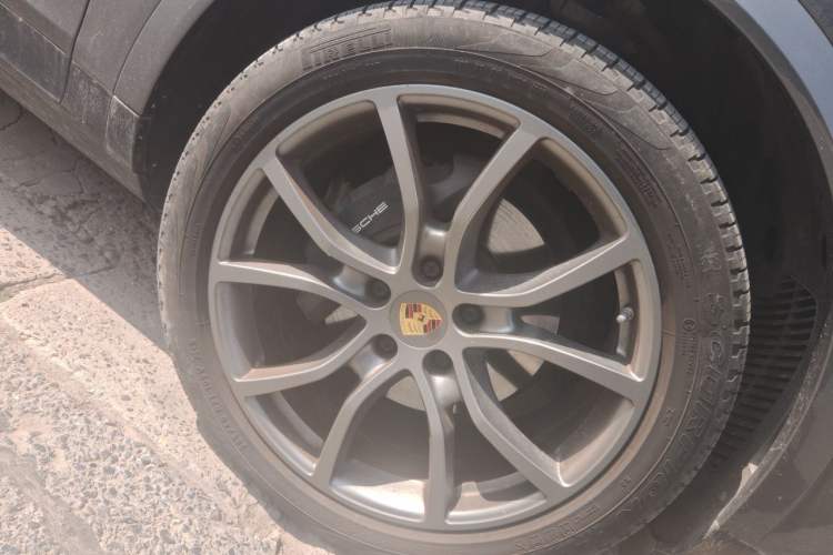 Used Porsche Cayenne 2022 Cayenne 3.0T Platinum Edition Right Front Wheel Hub