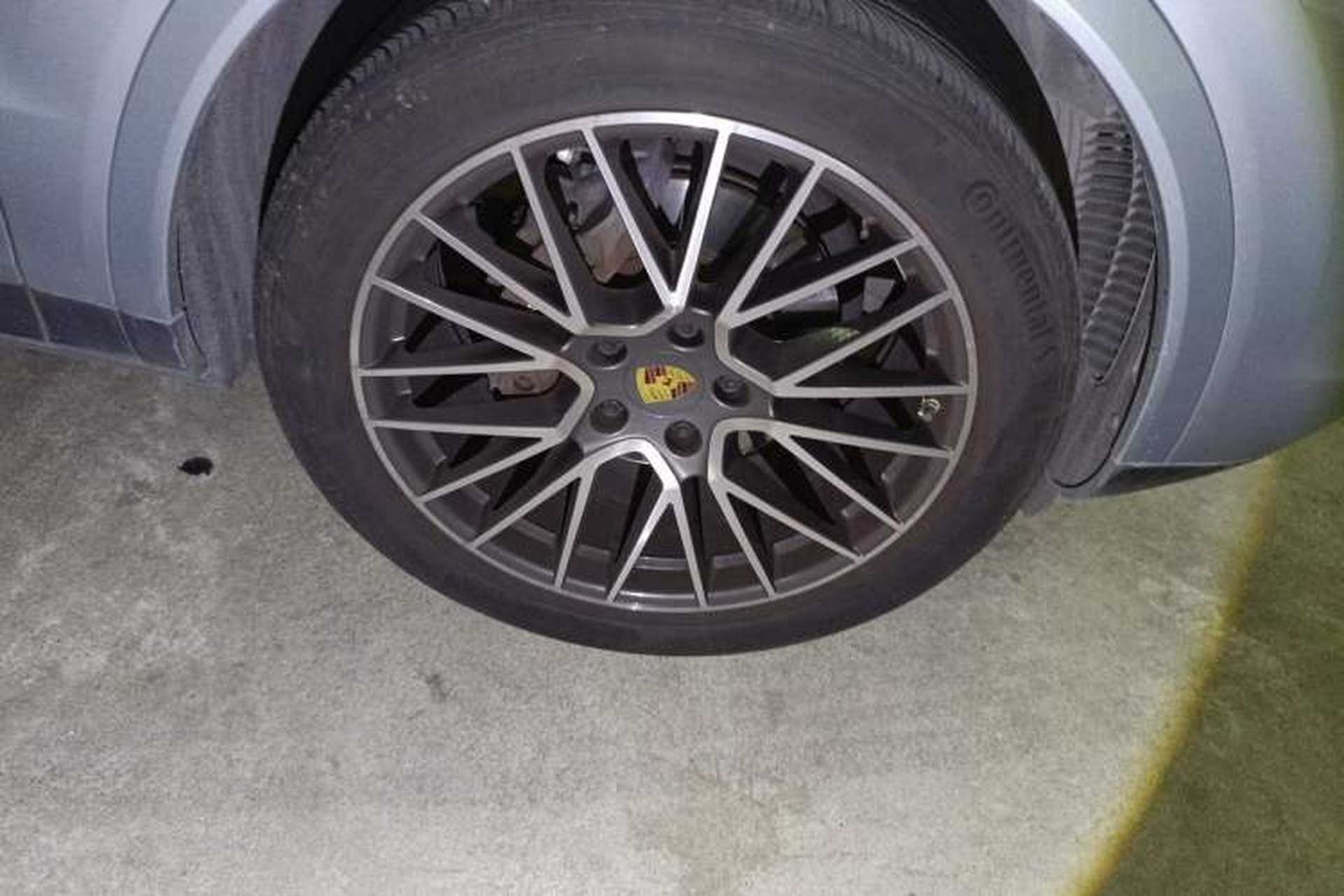 Used Porsche Cayenne 2022 Cayenne 3.0T Platinum Edition Right Front Wheel Hub