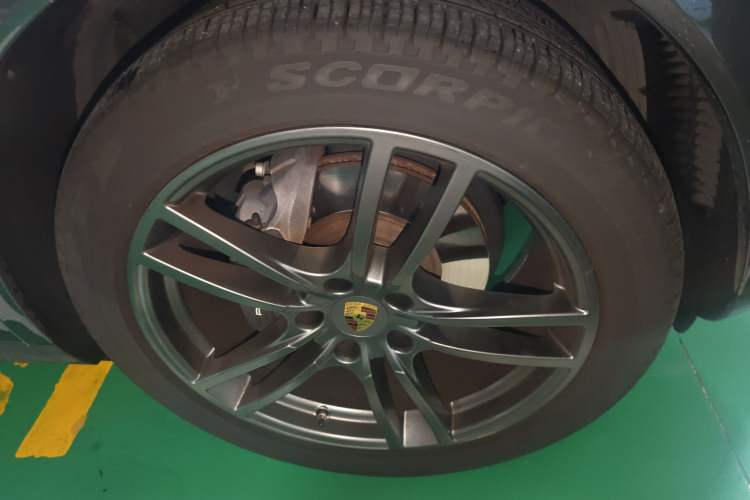 Used Porsche Cayenne 2022 Cayenne 3.0T Platinum Edition Right Front Wheel Hub
