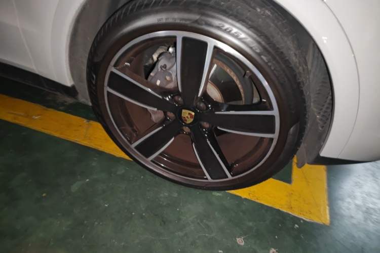 Used Porsche Cayenne 2022 Cayenne 3.0T Platinum Edition Right Front Wheel Hub