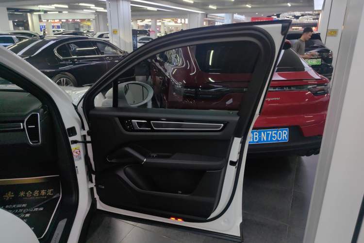 Used Porsche Cayenne 2022 Cayenne 3.0T Platinum Edition Right Front Door Interior