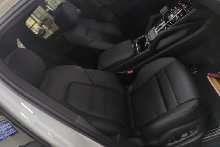 Used Porsche Cayenne 2022 Cayenne 3.0T Platinum Edition Right Front Seat