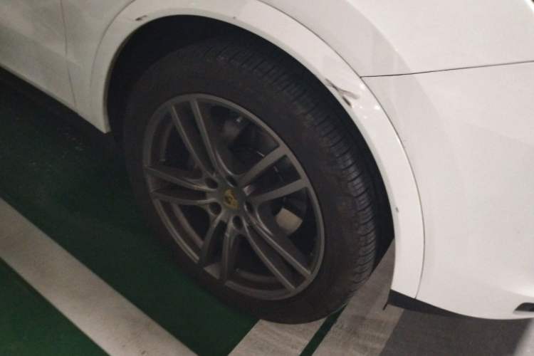 Used Porsche Cayenne 2022 Cayenne 3.0T Platinum Edition Right Front Wheel Hub