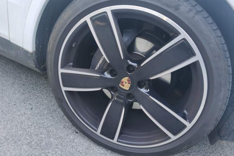 Used Porsche Cayenne 2022 Cayenne 3.0T Platinum Edition Right Front Wheel Hub