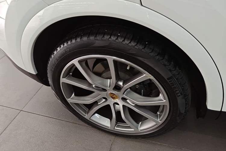 Used Porsche Cayenne 2022 Cayenne 3.0T Platinum Edition Right Rear Wheel Hub