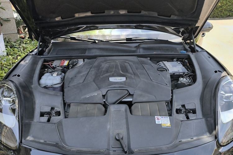 Used Porsche Cayenne 2023 Cayenne 3.0T Platinum Edition Engine Bay