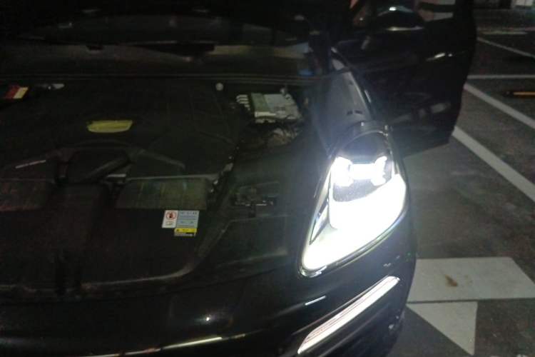 Used Porsche Cayenne 2023 Cayenne 3.0T Platinum Edition Engine Bay Left