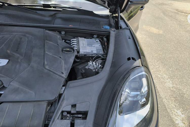 Used Porsche Cayenne 2023 Cayenne 3.0T Platinum Edition Engine Bay Left