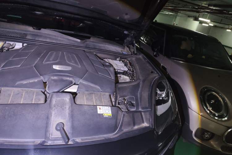 Used Porsche Cayenne 2023 Cayenne 3.0T Platinum Edition Engine Bay Left