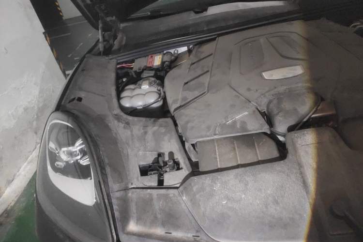 Used Porsche Cayenne 2023 Cayenne Coupé 3.0T Engine Bay Right