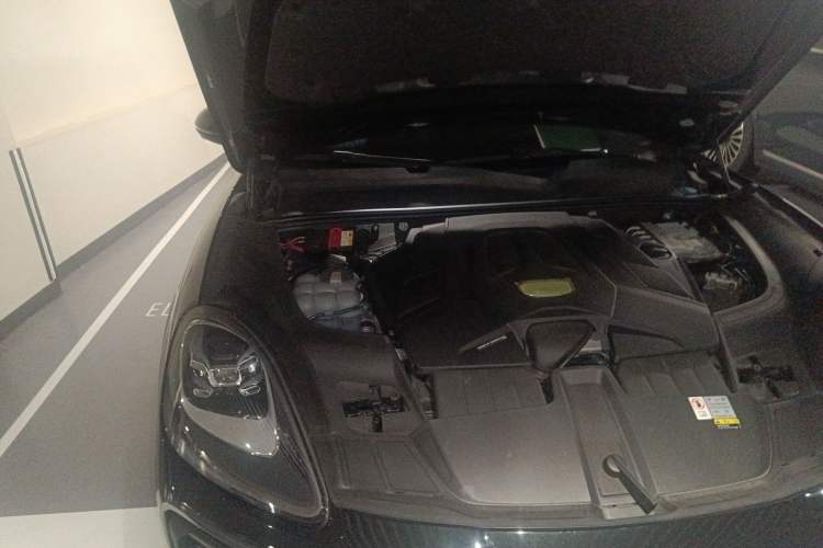 Used Porsche Cayenne 2023 Cayenne 3.0T Platinum Edition Engine Bay Right