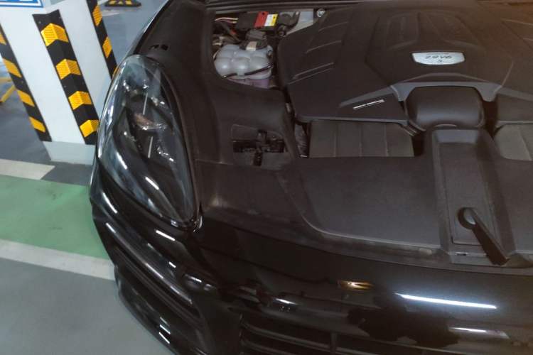 Used Porsche Cayenne 2023 Cayenne S 2.9T Platinum Edition Engine Bay Right