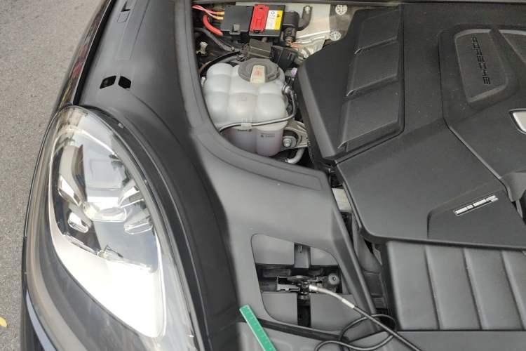 Used Porsche Cayenne 2023 Cayenne 3.0T Platinum Edition Engine Bay Right