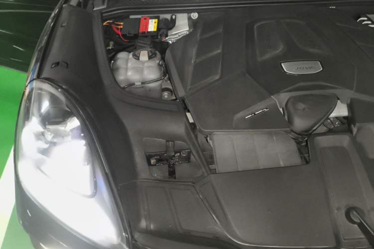 Used Porsche Cayenne 2023 Cayenne 3.0T Platinum Edition Engine Bay Right