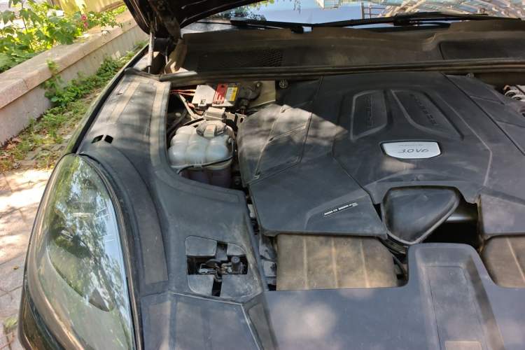 Used Porsche Cayenne 2023 Cayenne Coupé 3.0T Platinum Edition Engine Bay Right