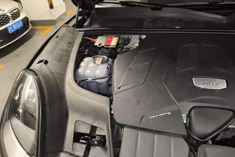 Used Porsche Cayenne 2023 Cayenne Coupé 3.0T Platinum Edition Engine Bay Right