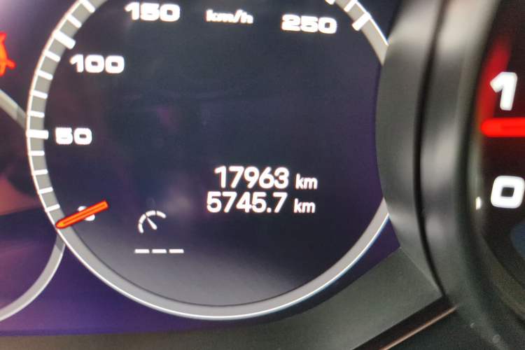 Used Porsche Cayenne 2023 Cayenne 3.0T Odometer Close Up