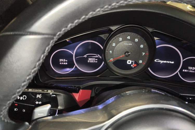 Used Porsche Cayenne 2023 Cayenne Coupé 3.0T Platinum Edition Odometer Close Up