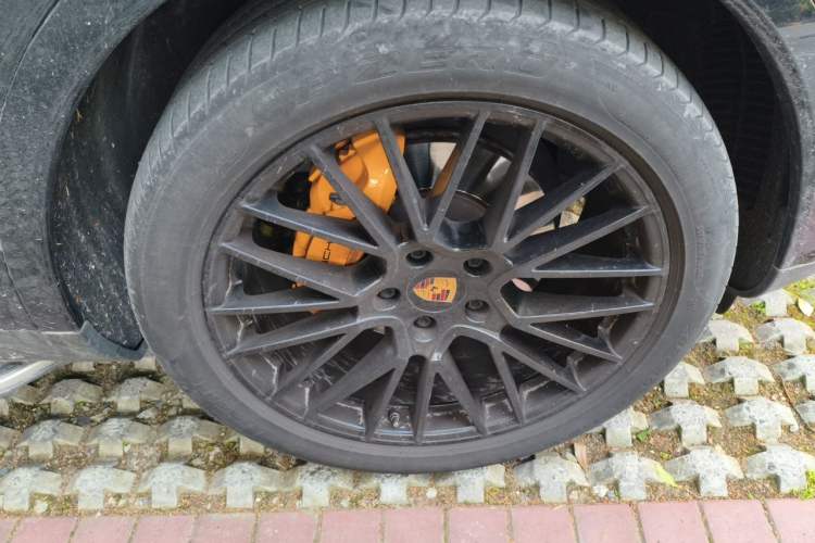 Used Porsche Cayenne 2023 Cayenne 3.0T Platinum Edition Right Front Wheel Hub