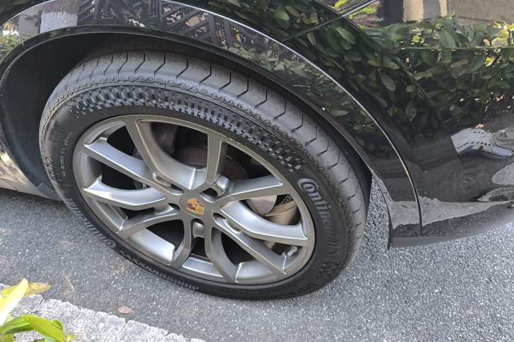 Used Porsche Cayenne 2023 Cayenne 3.0T Platinum Edition Right Front Wheel Hub