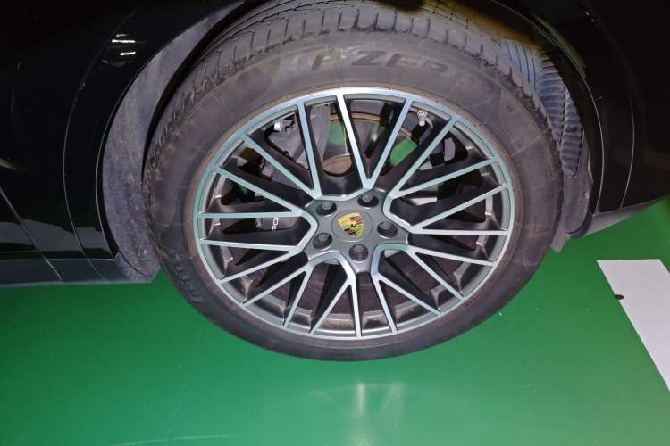 Used Porsche Cayenne 2023 Cayenne 3.0T Platinum Edition Right Front Wheel Hub