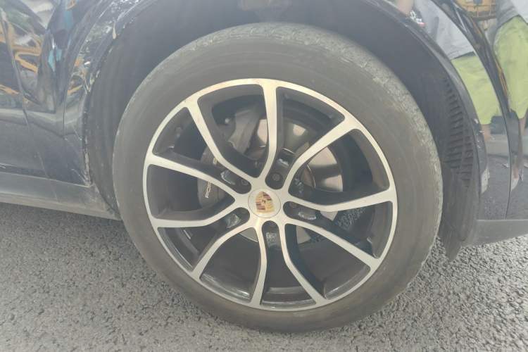 Used Porsche Cayenne 2023 Cayenne 3.0T Platinum Edition Right Front Wheel Hub