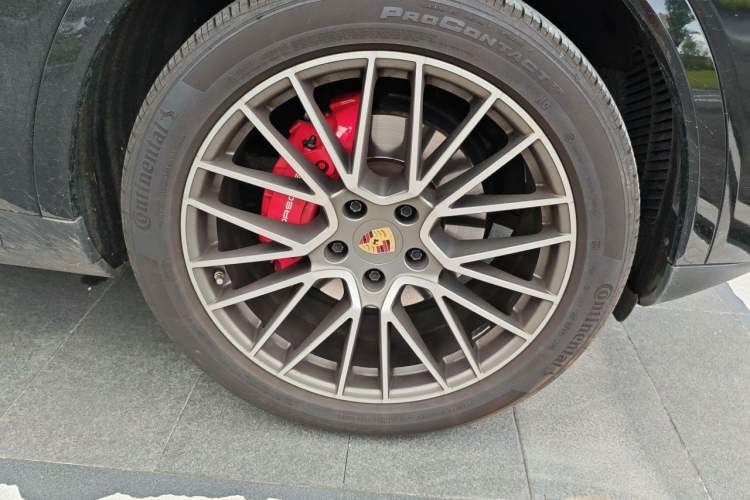 Used Porsche Cayenne 2023 Cayenne 3.0T Platinum Edition Right Front Wheel Hub