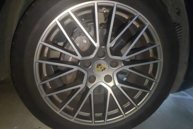 Used Porsche Cayenne 2023 Cayenne 3.0T Platinum Edition Right Front Wheel Hub