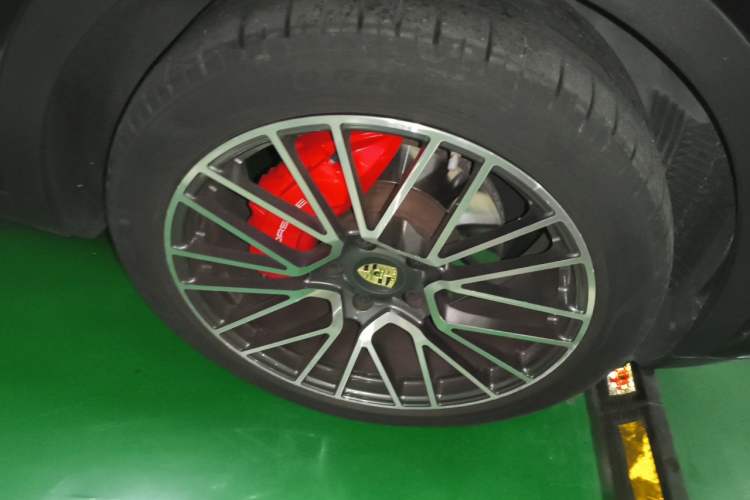 Used Porsche Cayenne 2023 Cayenne 3.0T Platinum Edition Right Front Wheel Hub