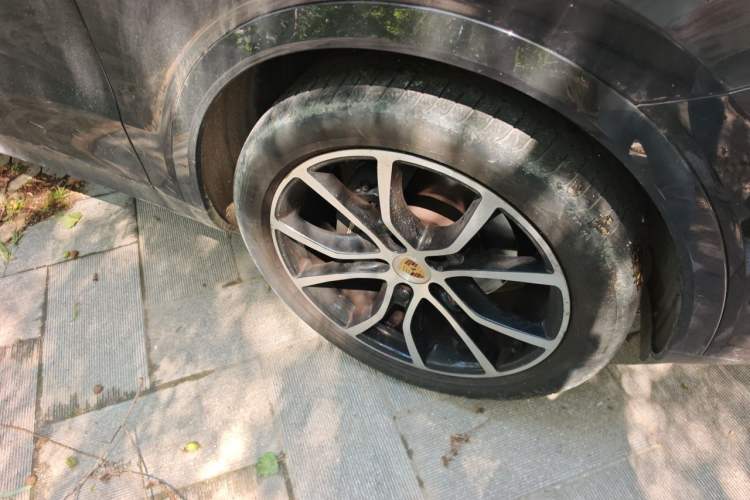 Used Porsche Cayenne 2023 Cayenne Coupé 3.0T Platinum Edition Right Front Wheel Hub