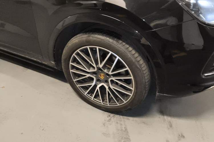 Used Porsche Cayenne 2023 Cayenne Coupé 3.0T Platinum Edition Right Front Wheel Hub