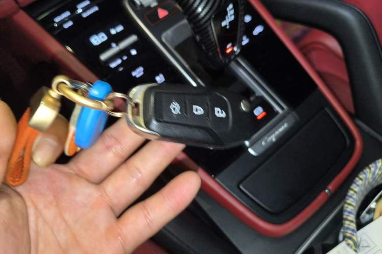 Used Porsche Cayenne 2023 Cayenne Coupé 3.0T Platinum Edition Vehicle Key