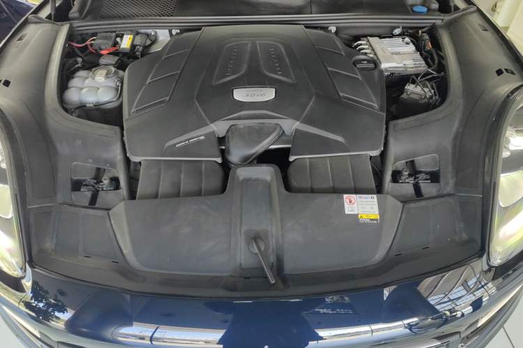 Used Porsche Cayenne 2023 Cayenne 3.0T Engine Bay