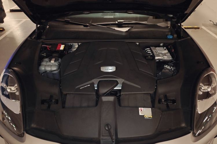 Used Porsche Cayenne 2023 Cayenne 3.0T Engine Bay