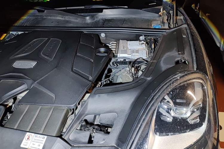 Used Porsche Cayenne 2023 Cayenne Coupé 3.0T Platinum Edition Engine Bay Left