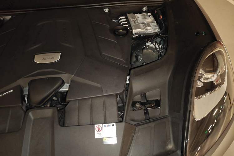 Used Porsche Cayenne 2023 Cayenne 3.0T Engine Bay Left